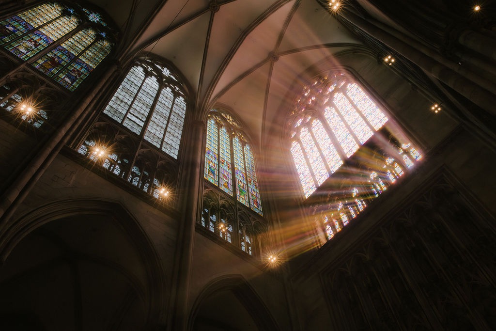 Der emporsteigende Weihrauch unterstreicht das Lichtspiel während der Segnung des Helenafensters. © Yvonne Haag.