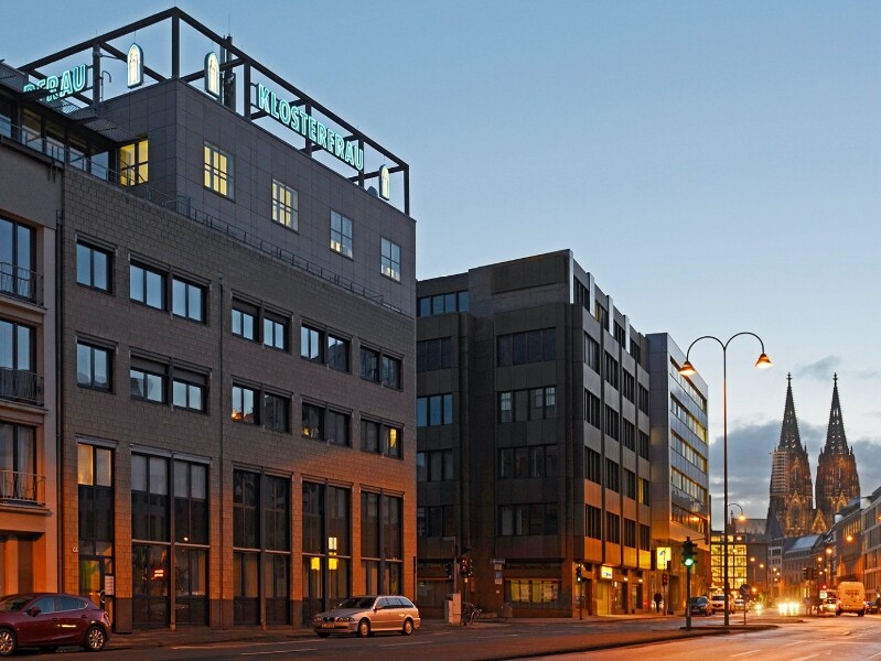 Kölner Straße mit Blick auf das Klosterfrau Gebäude und dem Dom