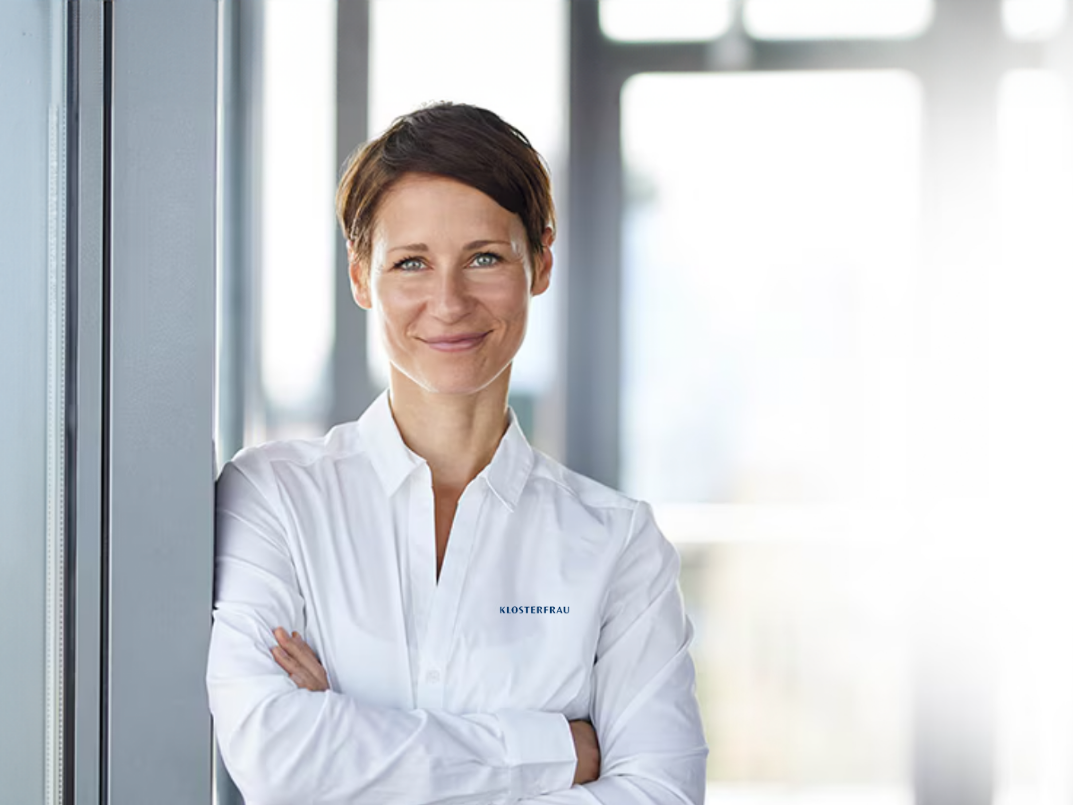 Frau lächelt in die Kamera