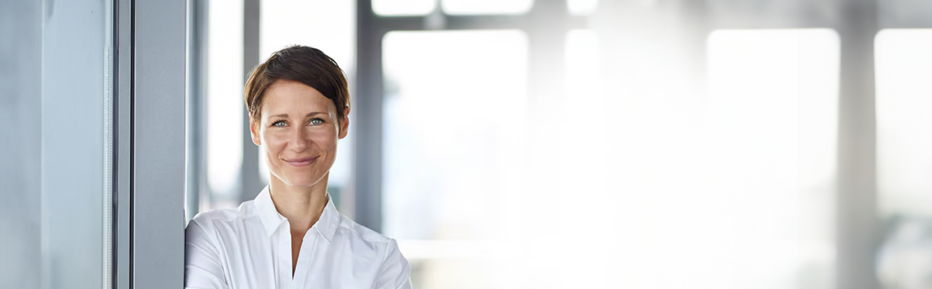 Frau lächelt in die Kamera