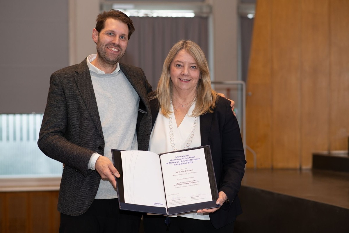 PD Dr. med. Elias Seidl, Gewinner des International Klosterfrau Group Grant for Research of Airway Diseases in Childhood 2026 und Juryvorsitzende Prof. Dr. Gesine Hansen. © Gareth Harmer / GPP
