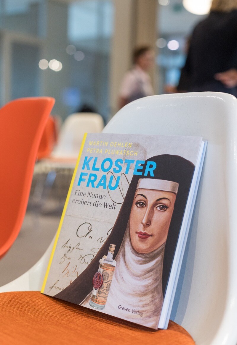 Das Buch „Klosterfrau. Eine Nonne erobert die Welt“ bei der Buchvorstellung im Greven Verlag. © Nina Gschloeßl