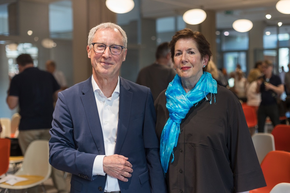 Martin Oehlen und Petra Pluwatsch, Journalisten und Autoren des Buches „Klosterfrau. Eine Nonne erobert die Welt“ © Nina Gschloeßl