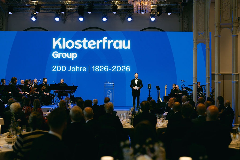 Dr. Stefan Koch (CEO der Klosterfrau Group) eröffnet den Festakt mit einer Begrüßungsrede. © Yvonne Haag