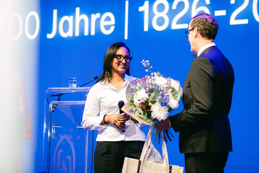 Dr. Stefan Koch (CEO der Klosterfrau Group) bedankt sich bei Sterne-Köchin Alina Meissner-Bebrout für die kulinarische Begleitung des Abends. © Yvonne Haag