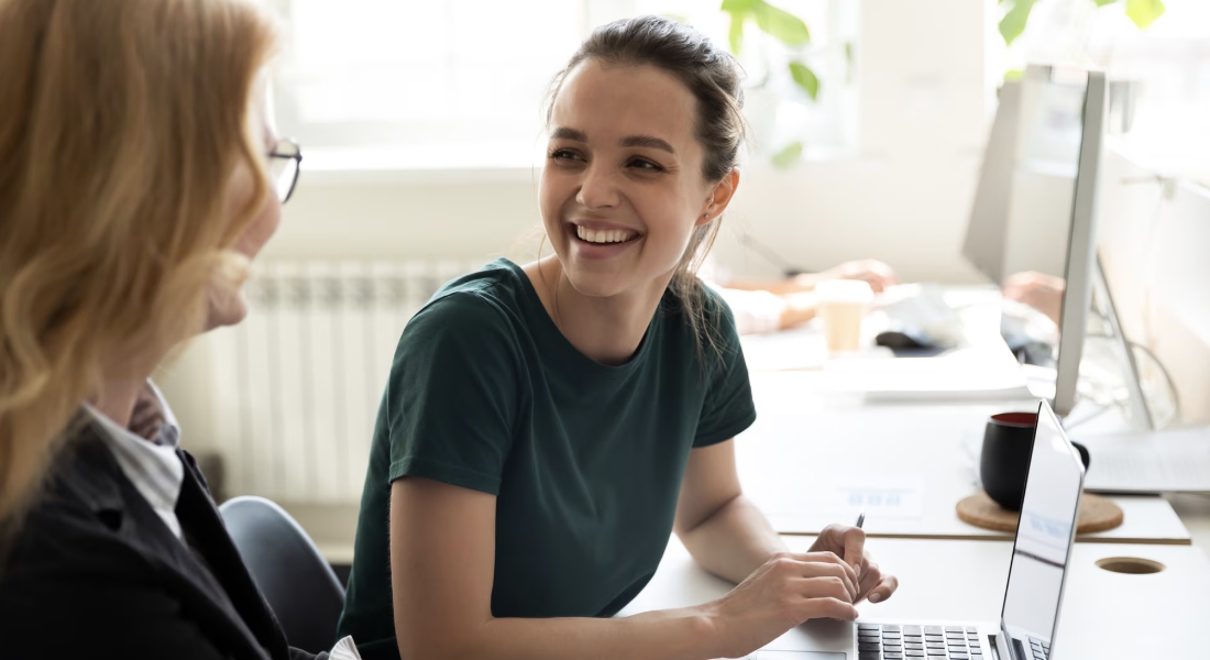 2 Frauen am Computer