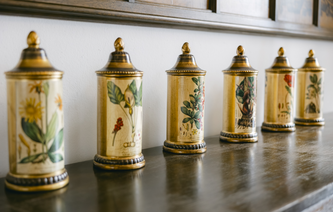 Alte Gefäße mit Heilpflanzenmotiven