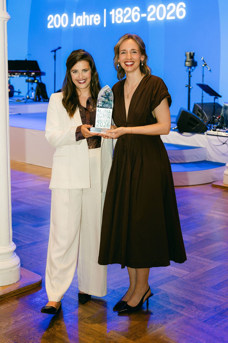 Zu sehen sind (von links nach rechts): Jana Deckelmann und Angelica Conraths (Gründerinnen von fembites), die Preisträgerinnen des Awards 2026. © Yvonne Haag