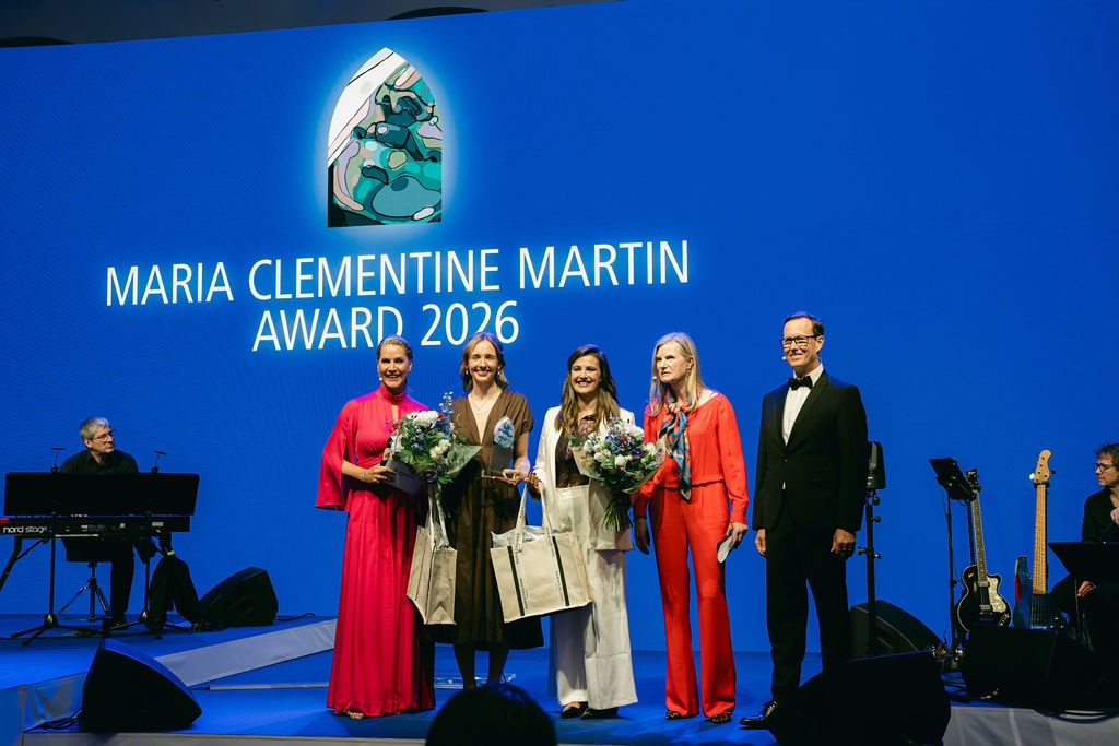(von links nach rechts): Judith Rakers (Moderation), die Preisträgerinnen des Maria Clementine Martin-Awards 2026 Angelica Conraths (fembites) und Jana Deckelmann (fembites), Elisabeth Labadie (Stiftungsratspräsidentin) und Dr. Stefan Koch (CEO der Klosterfrau Group) bei der Award-Verleihung. © Yvonne Haag