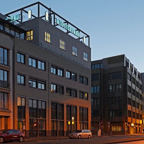 Kölner Straße mit Blick auf das Klosterfrau Gebäude und dem Dom