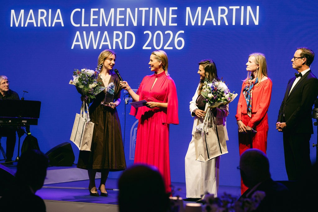 Zu sehen sind (von links nach rechts): Angelica Conraths (fembites), Judith Rakers (Moderation), Jana Deckelmann (fembites), Elisabeth Labadie (Stiftungsratspräsidentin) und Dr. Stefan Koch (CEO der Klosterfrau Group) bei der Award-Verleihung. © Yvonne Haag