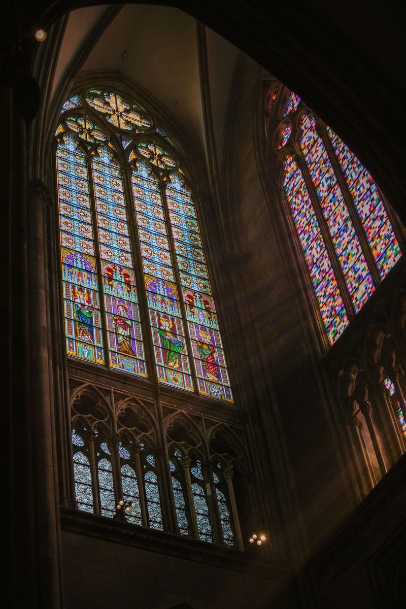 Abbildung zeigt: Das 17 Meter hohe und 6,5 Meter breite Helenafenster im Kölner Dom (zu sehen im Bild auf der linken Seite). Sie können die Bilder in Verbindung mit unserem Pressematerial frei und zeitlich unbegrenzt verwenden, © Yvonne Haag