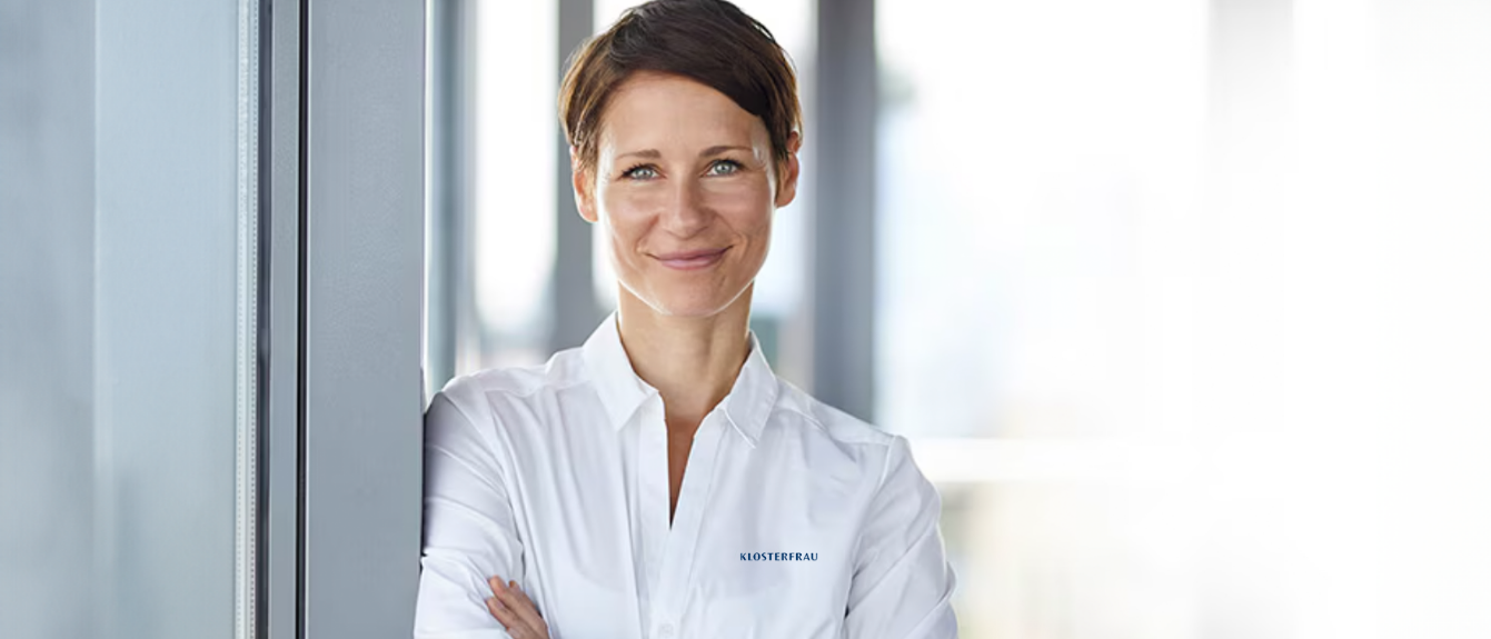 Frau lächelt in die Kamera