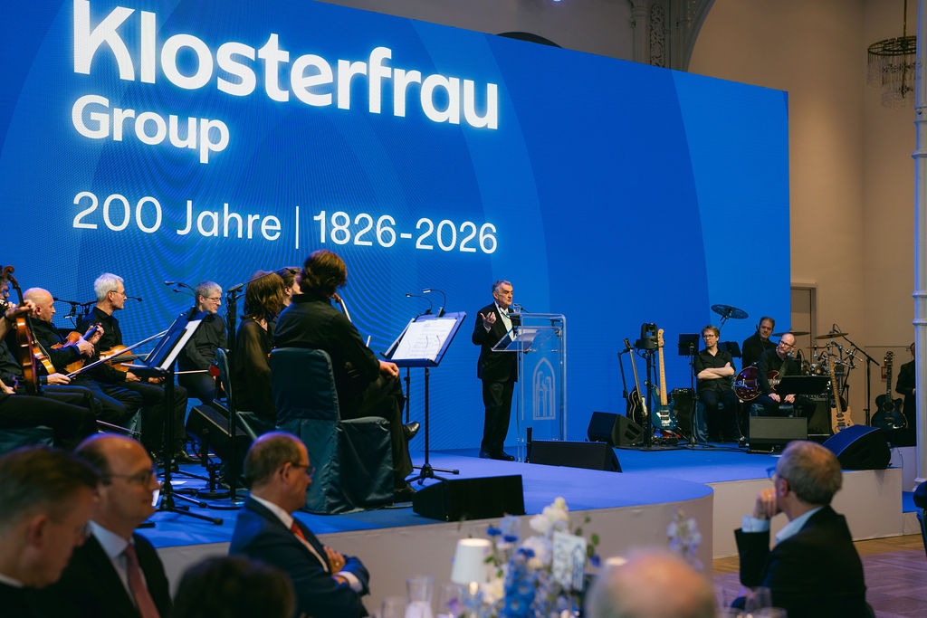 Herbert Reul, Minister des Innern Nordrhein-Westfalen, beglückwünscht die Klosterfrau Group mit seiner Ansprache zum 200. Jubiläum. © Yvonne Haag